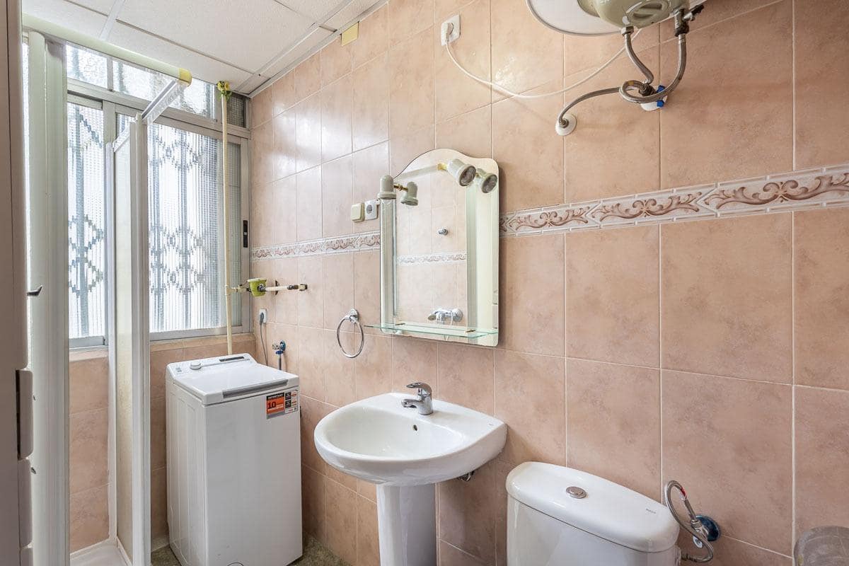 Piso de 3 habitaciones en Granada ciudad en venta - 250.000 € (Ref: 9347171)