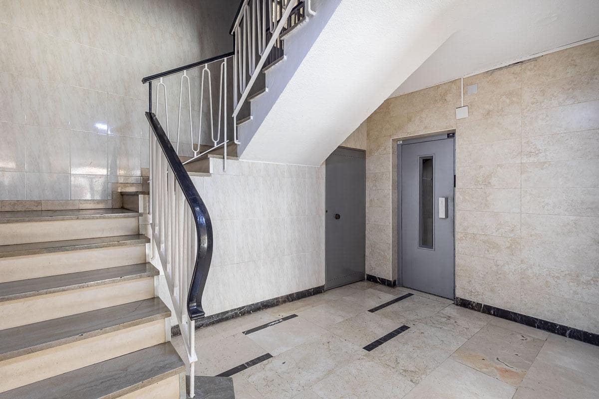 Piso de 3 habitaciones en Granada ciudad en venta - 250.000 € (Ref: 9347171)