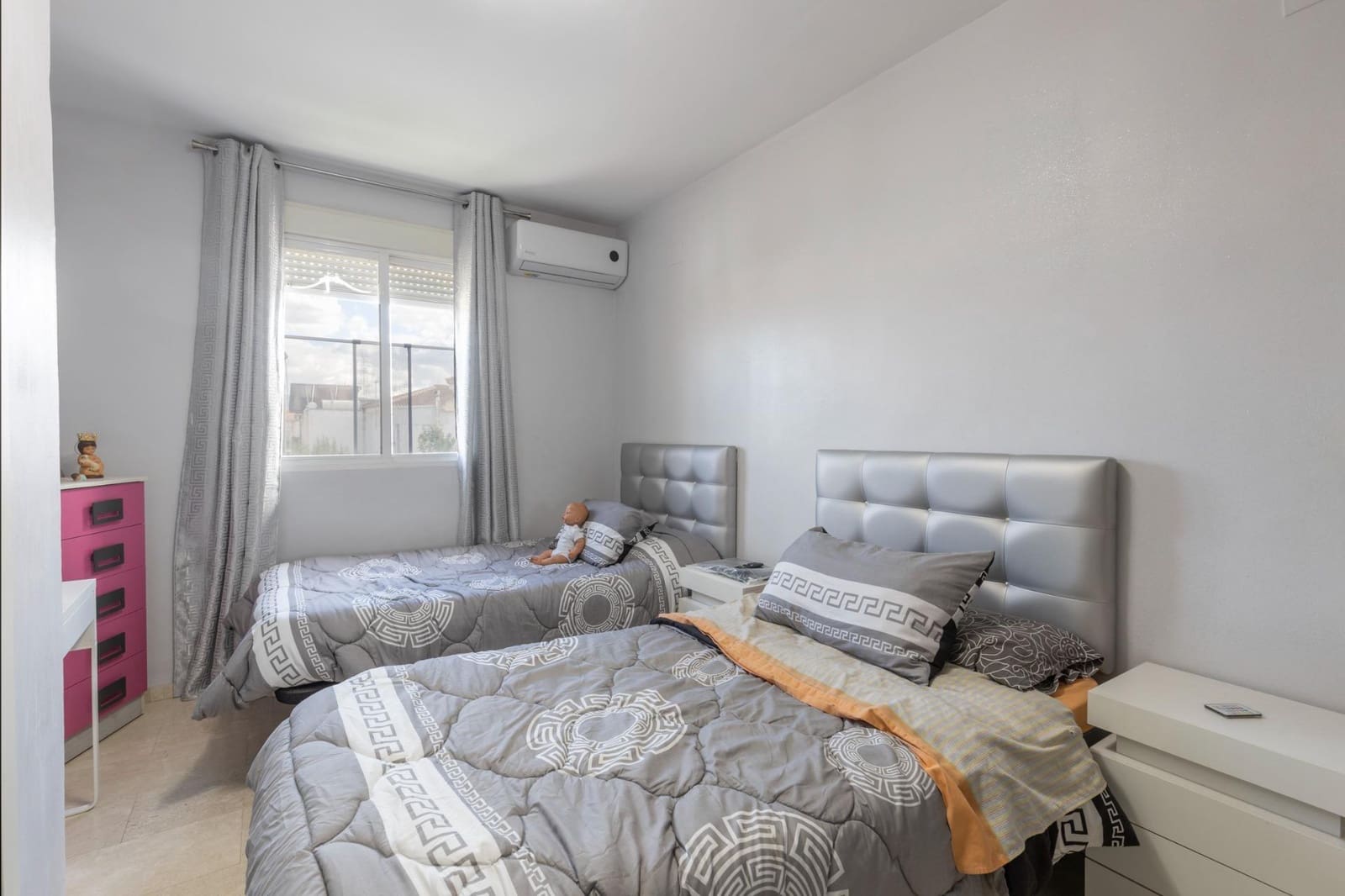 4 soverom Kjedet enebolig til salgs i Las Gabias med svømmebasseng garasje - € 290 000 (Ref: 9353516)