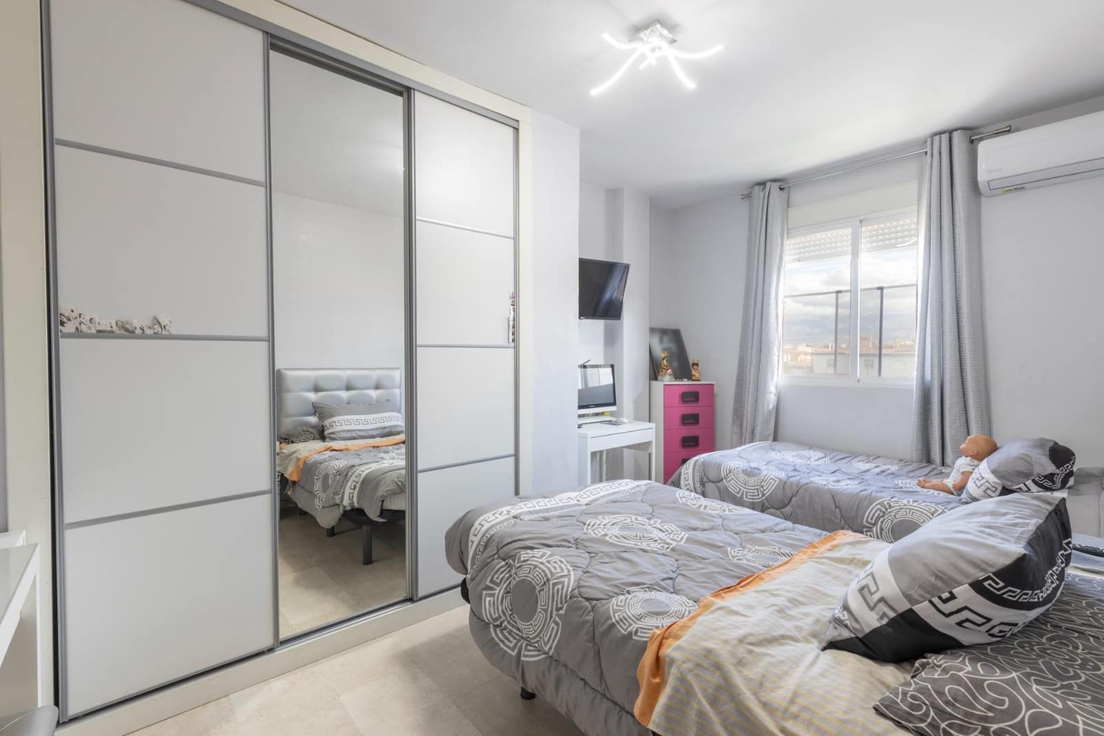 4 soverom Kjedet enebolig til salgs i Las Gabias med svømmebasseng garasje - € 290 000 (Ref: 9353516)