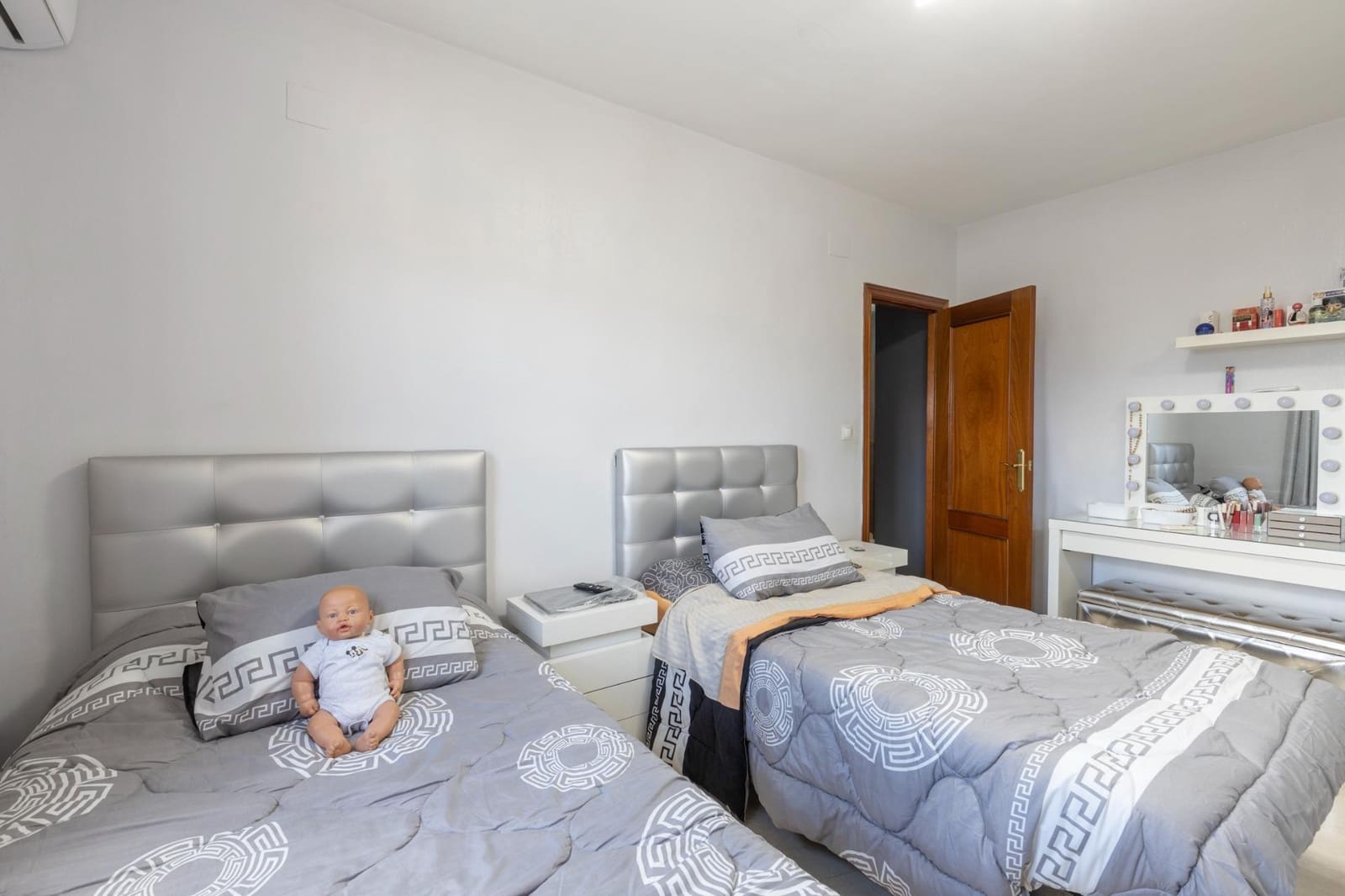 4 soverom Kjedet enebolig til salgs i Las Gabias med svømmebasseng garasje - € 290 000 (Ref: 9353516)