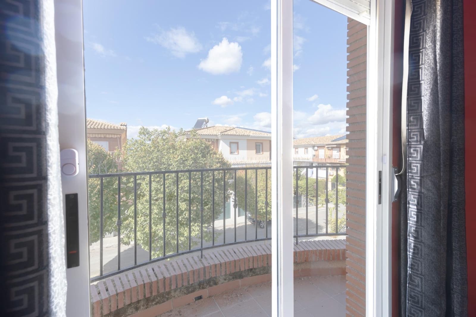 4 soverom Kjedet enebolig til salgs i Las Gabias med svømmebasseng garasje - € 290 000 (Ref: 9353516)