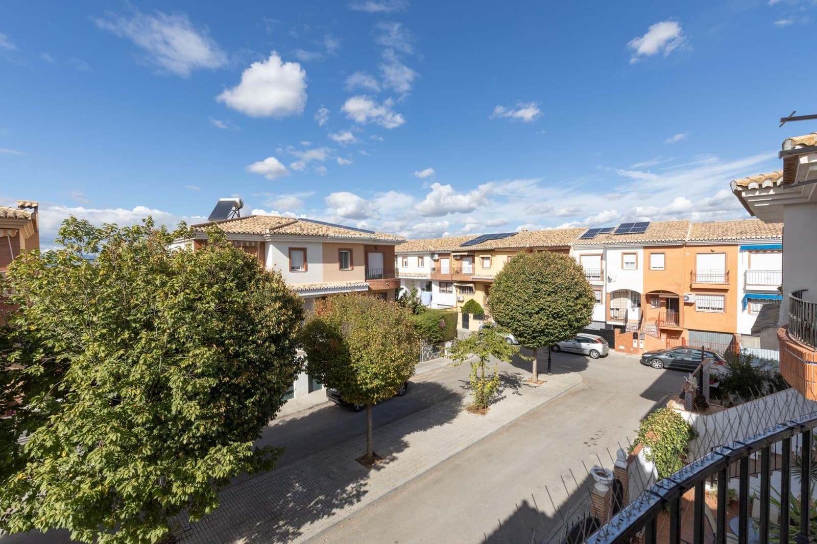 4 soverom Kjedet enebolig til salgs i Las Gabias med svømmebasseng garasje - € 290 000 (Ref: 9353516)