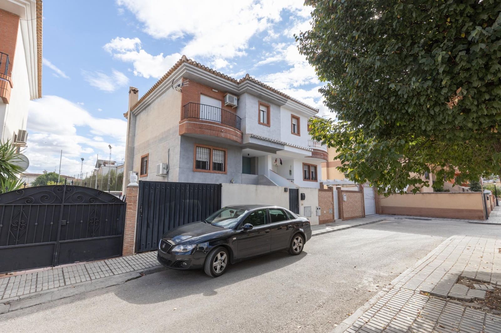 4 soverom Kjedet enebolig til salgs i Las Gabias med svømmebasseng garasje - € 290 000 (Ref: 9353516)