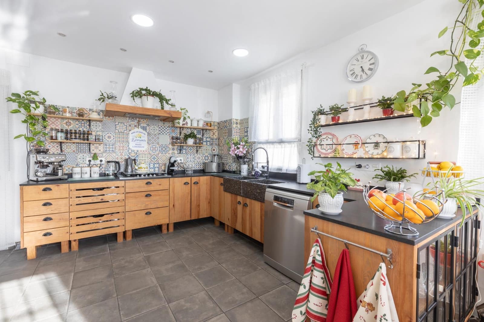 5 soveværelse Villa til salg i Gojar med swimmingpool garage - € 560.000 (Ref: 9356105)