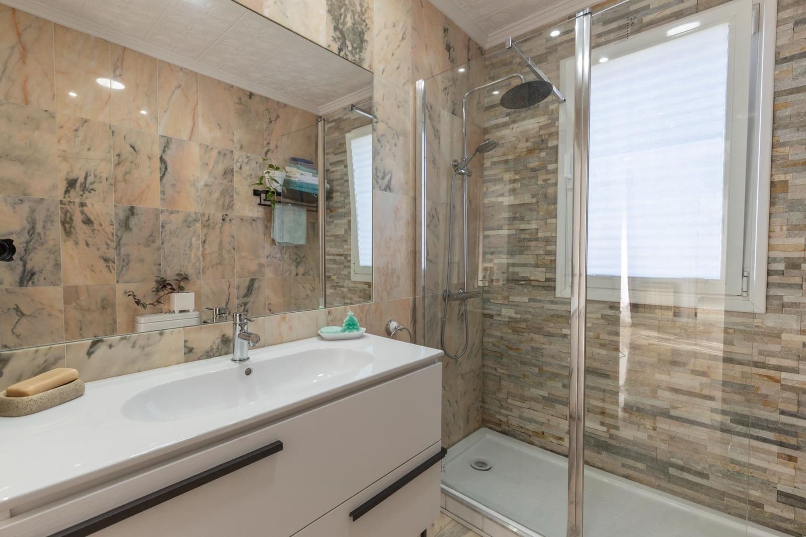 5 soveværelse Villa til salg i Gojar med swimmingpool garage - € 560.000 (Ref: 9356105)