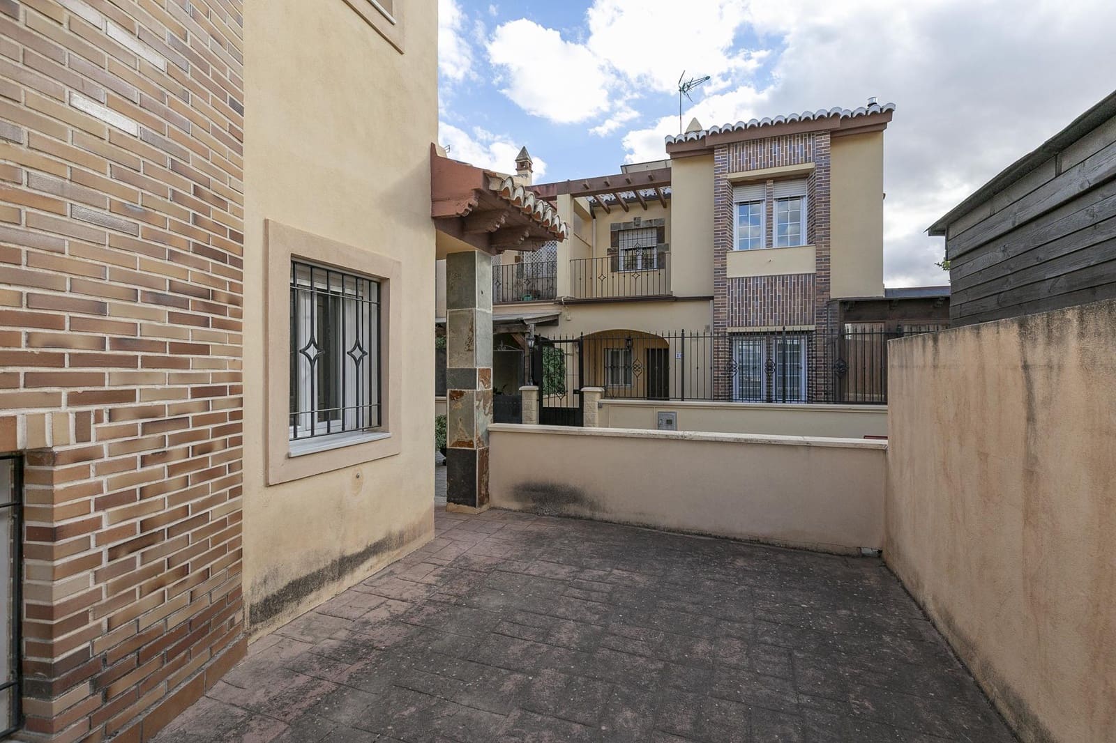 3 bedroom Semi-detached Villa for sale in Gojar with pool garage - € 415,000 (Ref: 9359474)