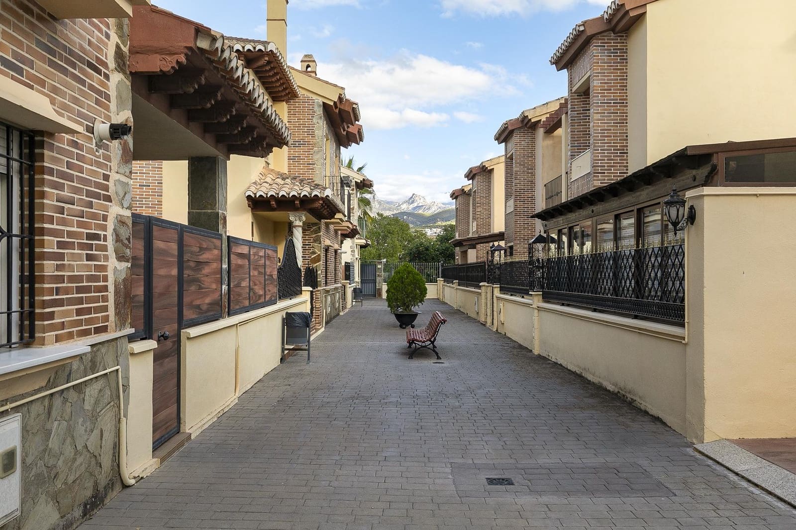 3 bedroom Semi-detached Villa for sale in Gojar with pool garage - € 415,000 (Ref: 9359474)