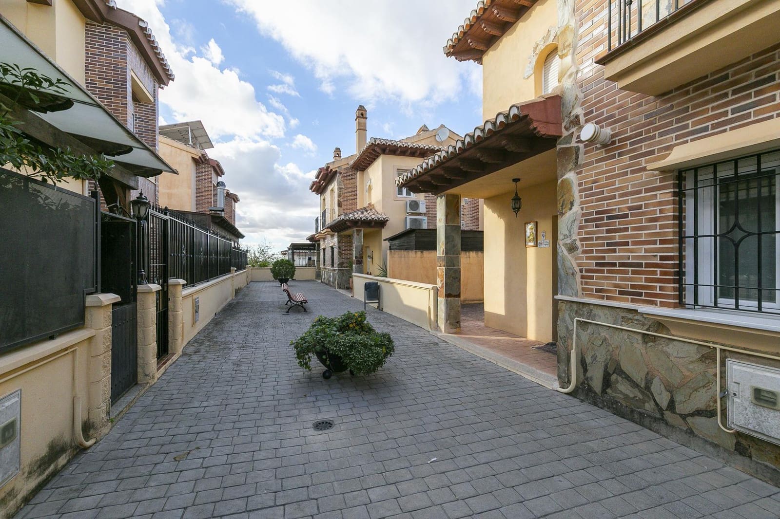 3 bedroom Semi-detached Villa for sale in Gojar with pool garage - € 415,000 (Ref: 9359474)