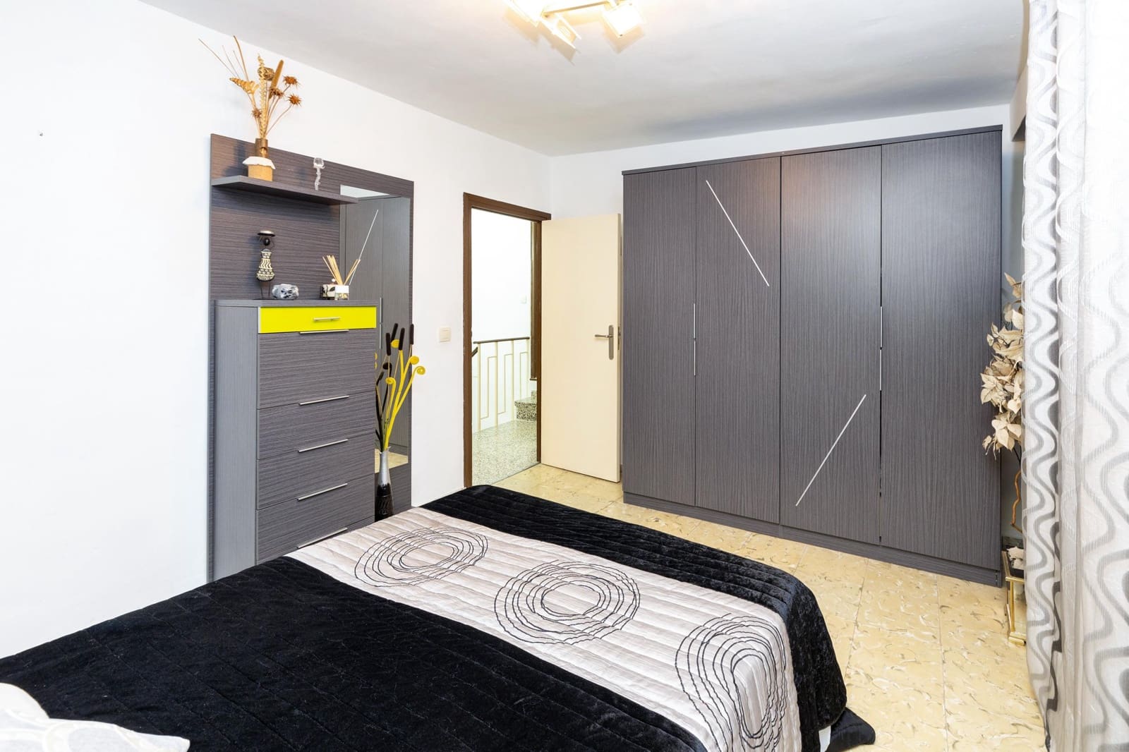 5 slaapkamer Rijtjeshuis te koop in Loja - € 91.000 (Ref: 9413999)