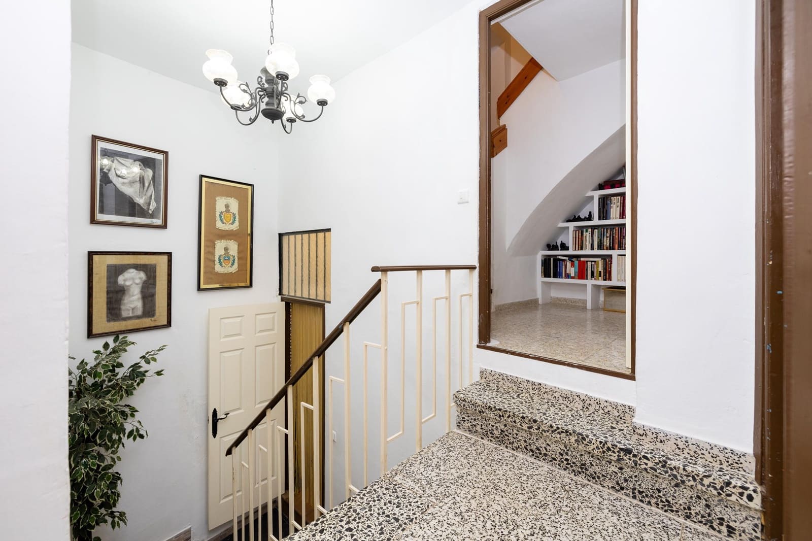 5 slaapkamer Rijtjeshuis te koop in Loja - € 91.000 (Ref: 9413999)