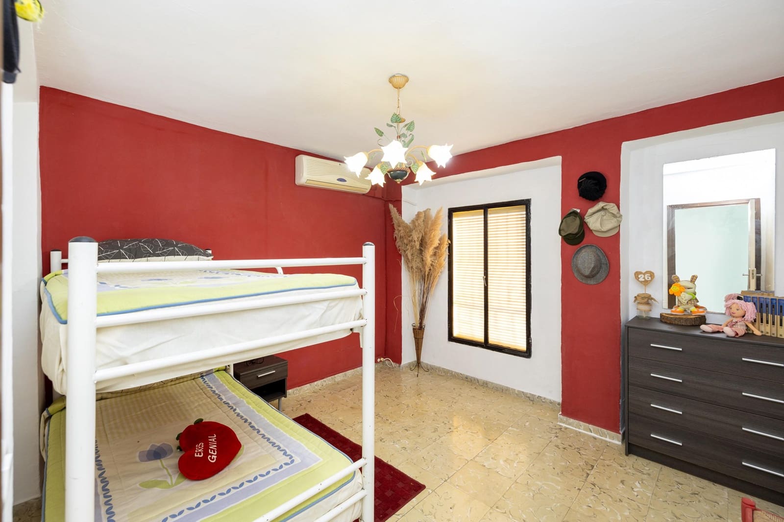 5 slaapkamer Rijtjeshuis te koop in Loja - € 91.000 (Ref: 9413999)