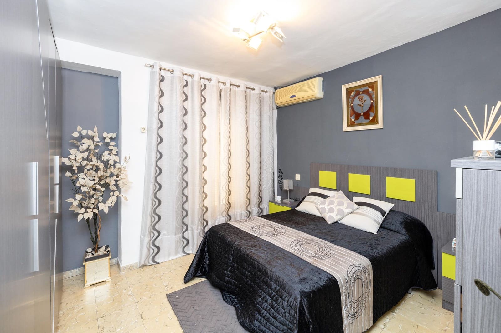 5 slaapkamer Rijtjeshuis te koop in Loja - € 91.000 (Ref: 9413999)