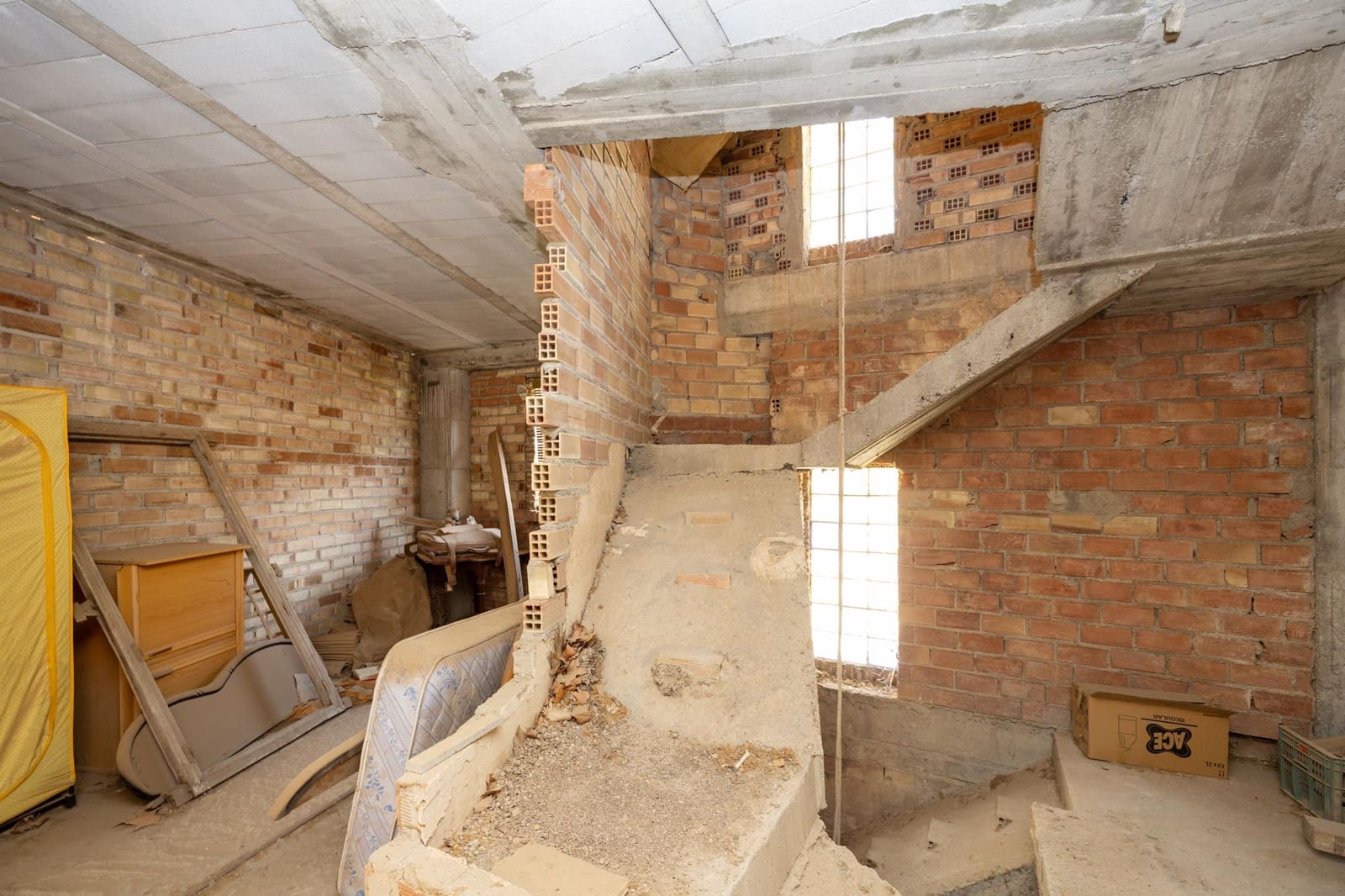 5 bedroom Townhouse for sale in Lanjaron with garage - € 129,900 (Ref: 9449067)