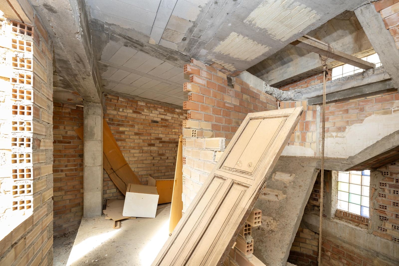 5 bedroom Townhouse for sale in Lanjaron with garage - € 129,900 (Ref: 9449067)