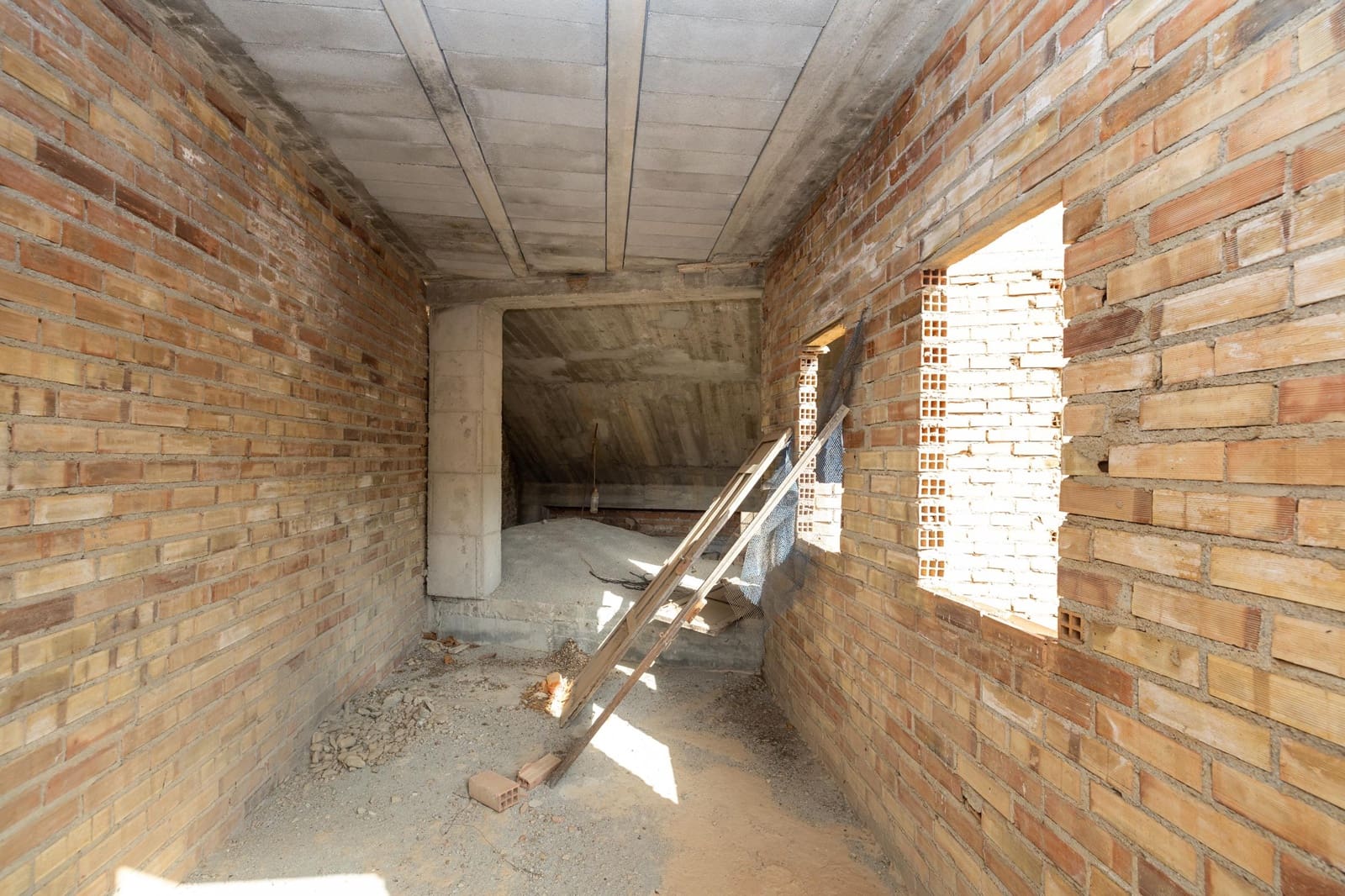 5 bedroom Townhouse for sale in Lanjaron with garage - € 129,900 (Ref: 9449067)