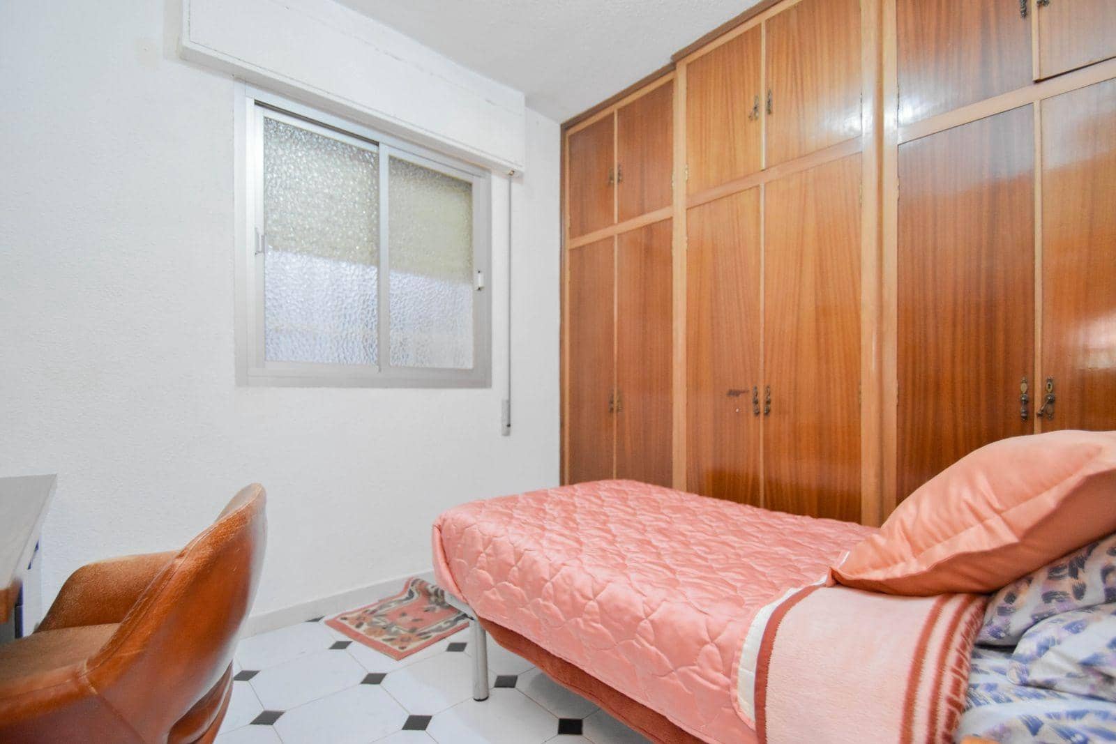 4 soveværelse Lejlighed til leje i Granada by - € 1.200 (Ref: 9481318)