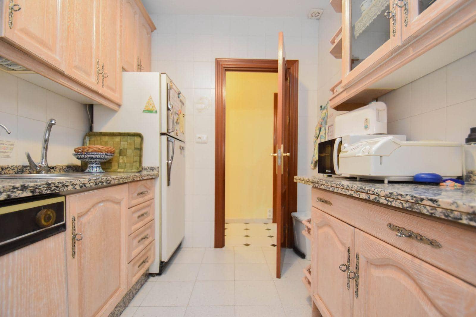 4 soveværelse Lejlighed til leje i Granada by - € 1.200 (Ref: 9481318)