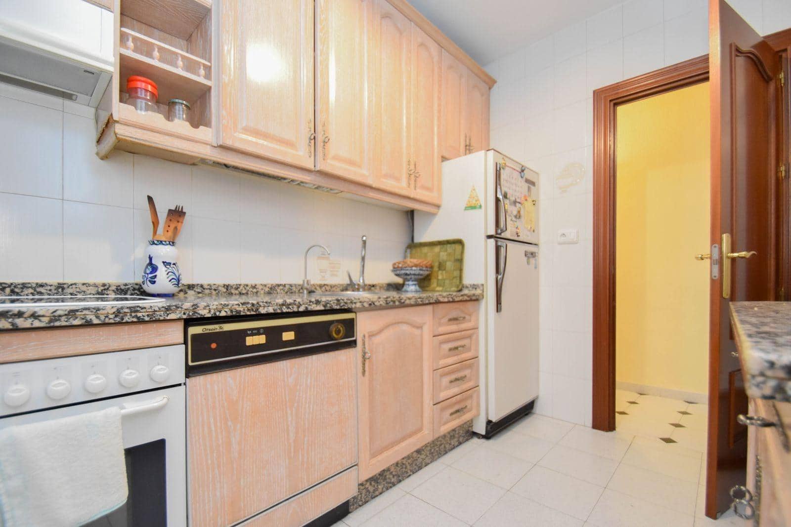 4 soveværelse Lejlighed til leje i Granada by - € 1.200 (Ref: 9481318)