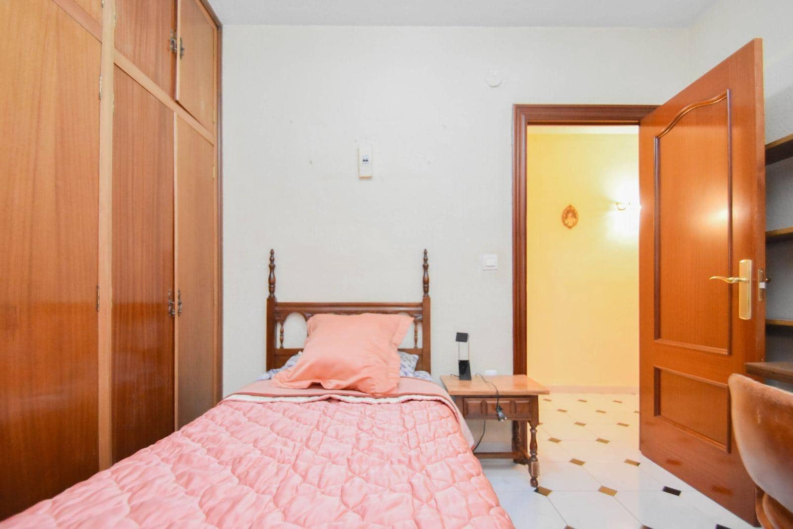 4 soveværelse Lejlighed til leje i Granada by - € 1.200 (Ref: 9481318)