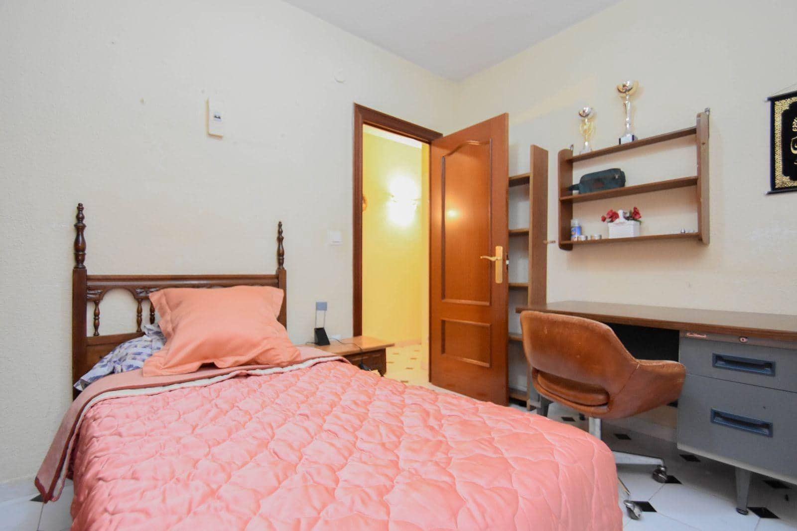 4 soveværelse Lejlighed til leje i Granada by - € 1.200 (Ref: 9481318)