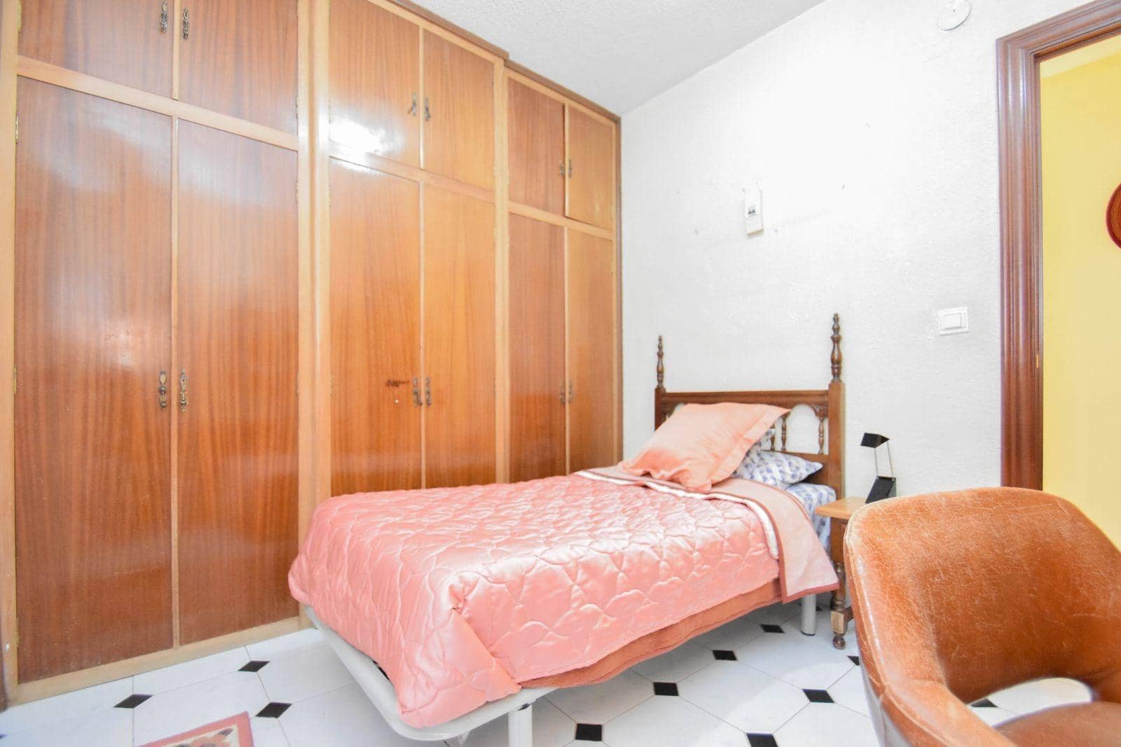 4 soveværelse Lejlighed til leje i Granada by - € 1.200 (Ref: 9481318)