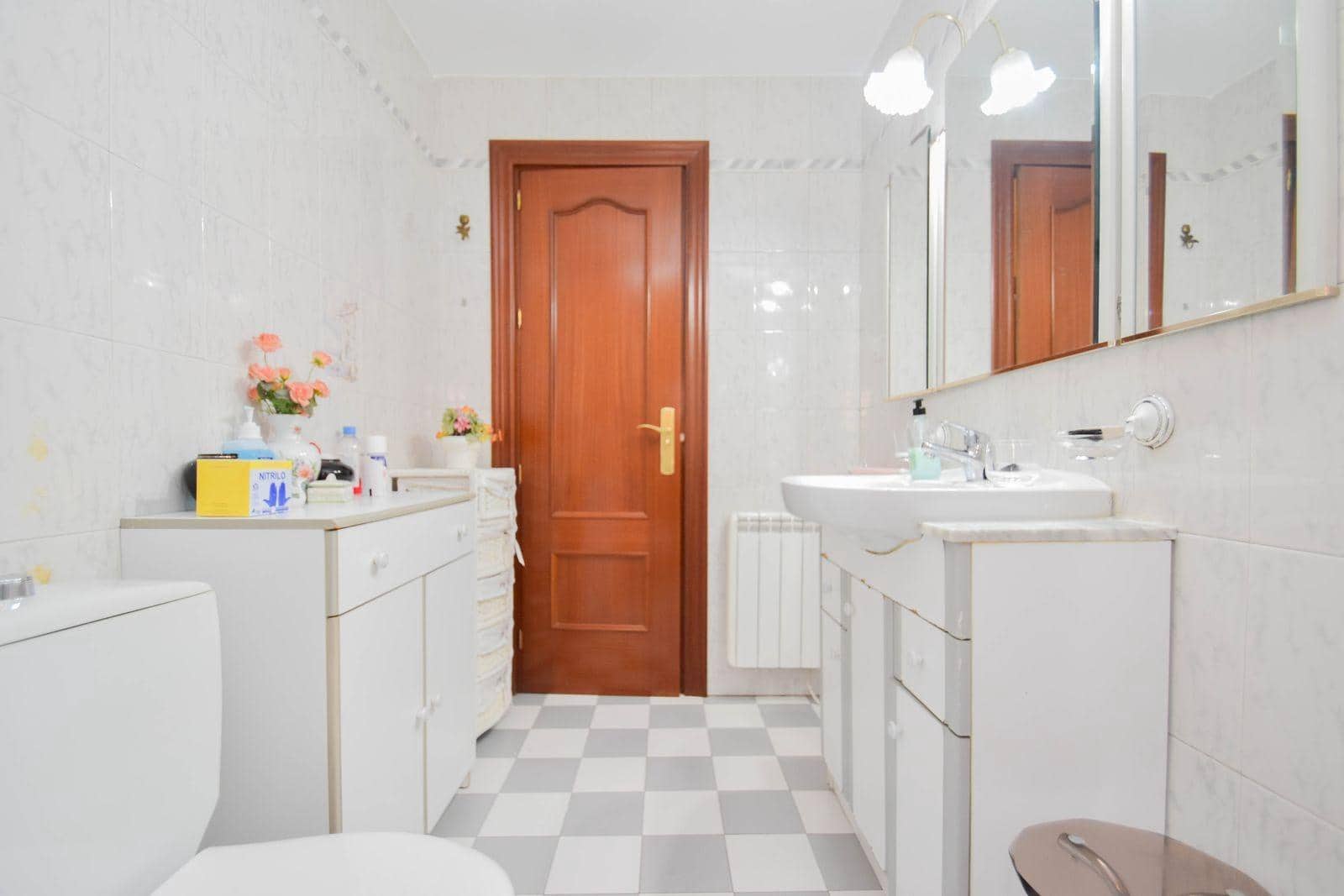 4 soveværelse Lejlighed til leje i Granada by - € 1.200 (Ref: 9481318)