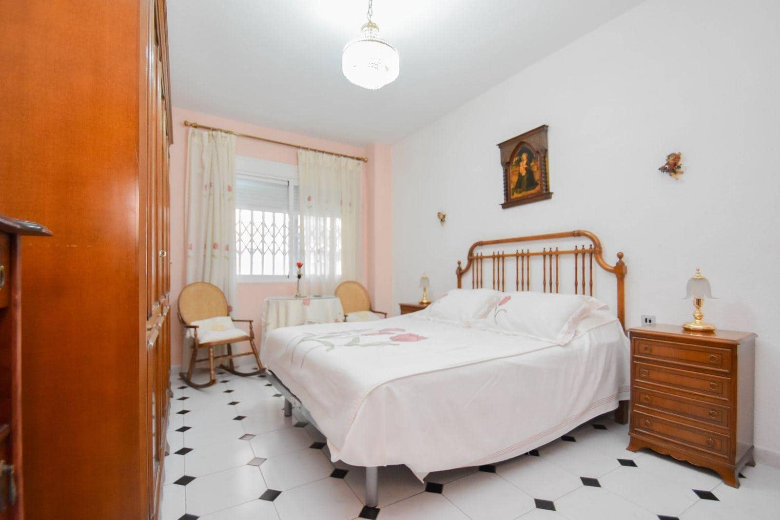 4 soveværelse Lejlighed til leje i Granada by - € 1.200 (Ref: 9481318)