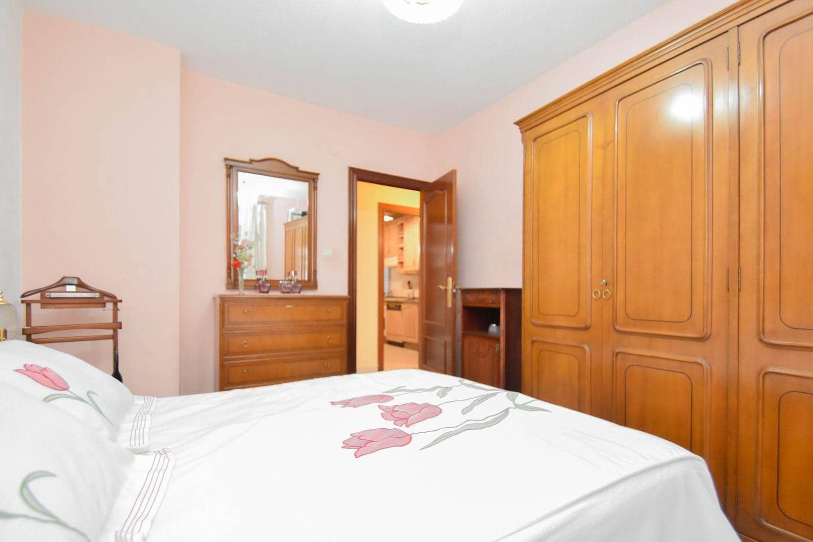 4 soveværelse Lejlighed til leje i Granada by - € 1.200 (Ref: 9481318)