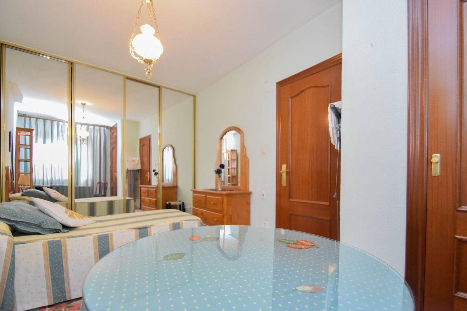 4 soveværelse Lejlighed til leje i Granada by - € 1.200 (Ref: 9481318)