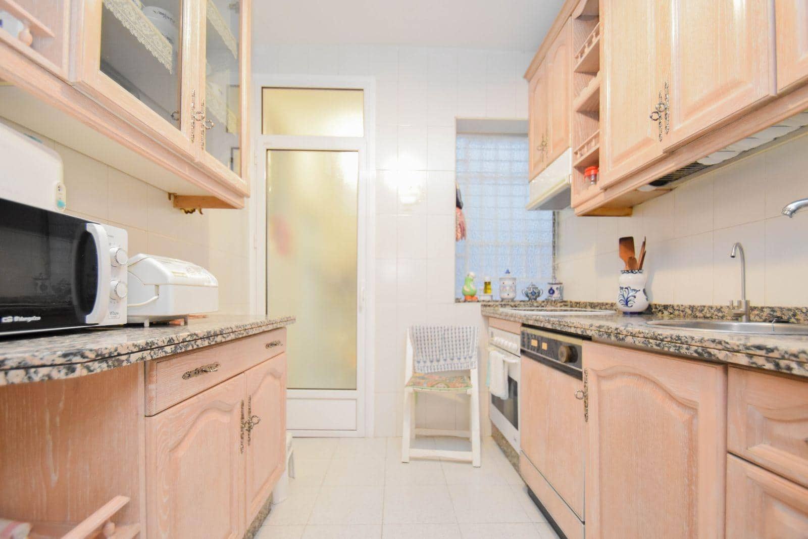 4 soveværelse Lejlighed til leje i Granada by - € 1.200 (Ref: 9481318)