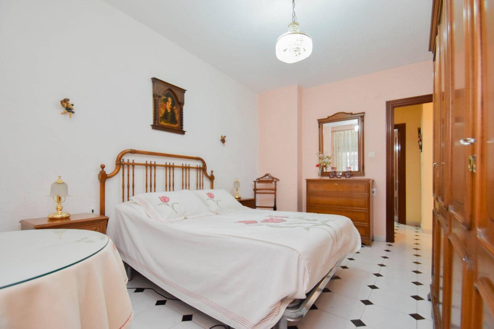 4 soveværelse Lejlighed til leje i Granada by - € 1.200 (Ref: 9481318)