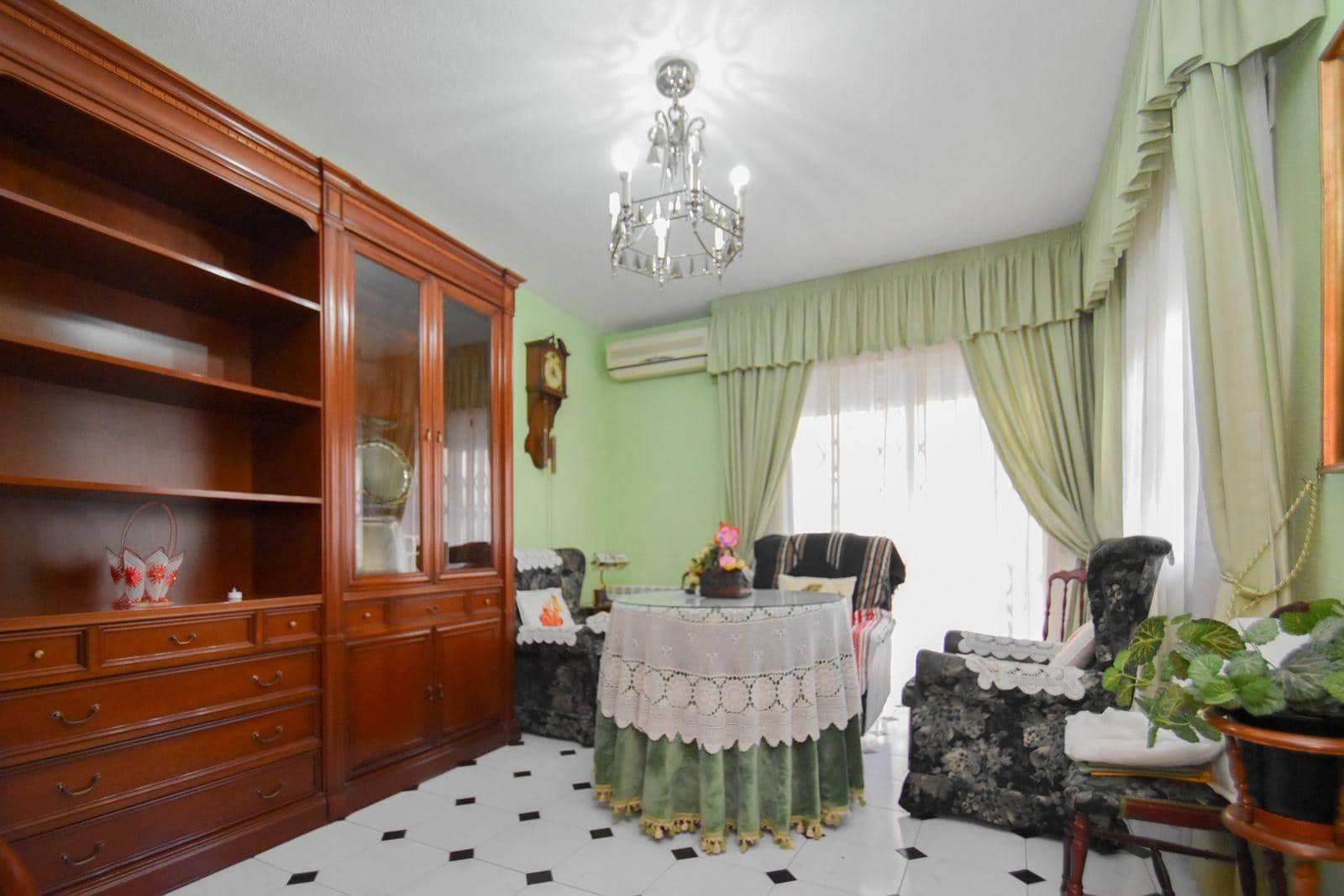 4 soveværelse Lejlighed til leje i Granada by - € 1.200 (Ref: 9481318)