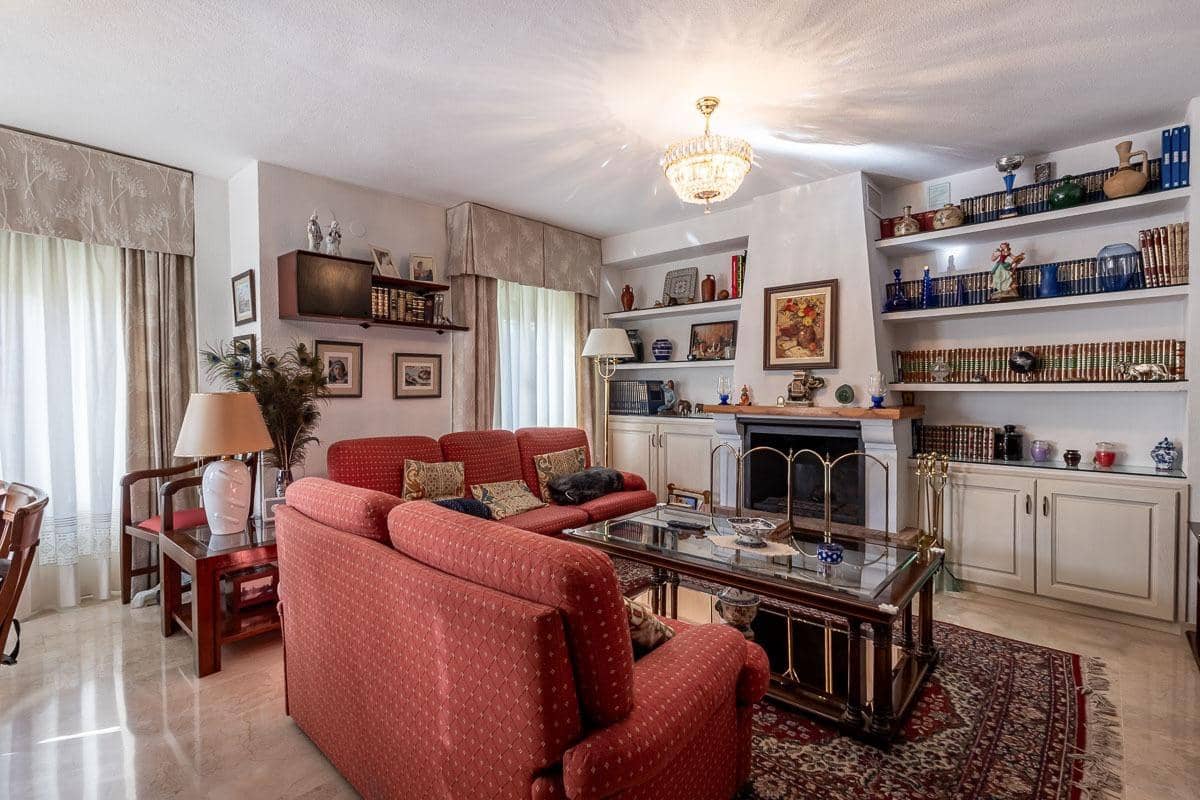 4 bedroom Villa for sale in Peligros with pool garage - € 315,000 (Ref: 9504530)