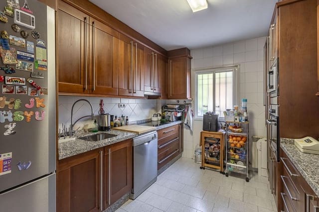 4 quarto Moradia para venda em Peligros com piscina garagem - 315 000 € (Ref: 9504530)