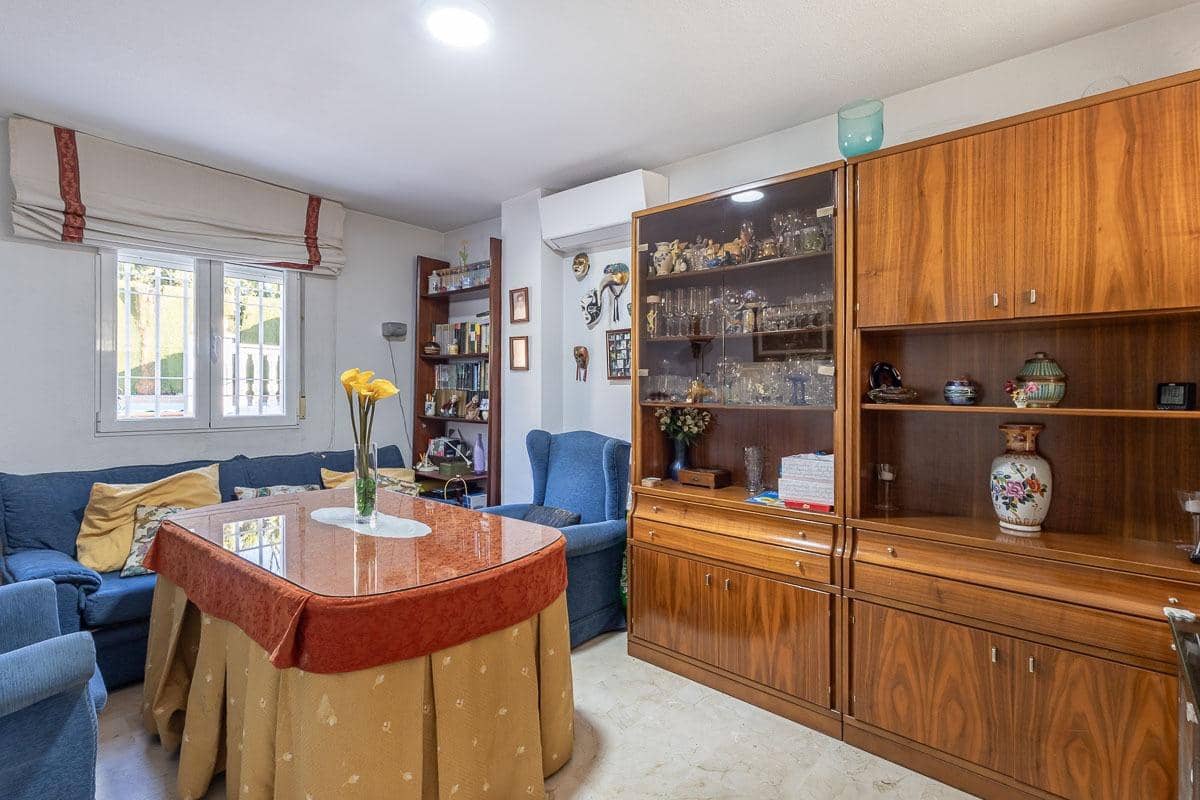 4 bedroom Villa for sale in Peligros with pool garage - € 315,000 (Ref: 9504530)