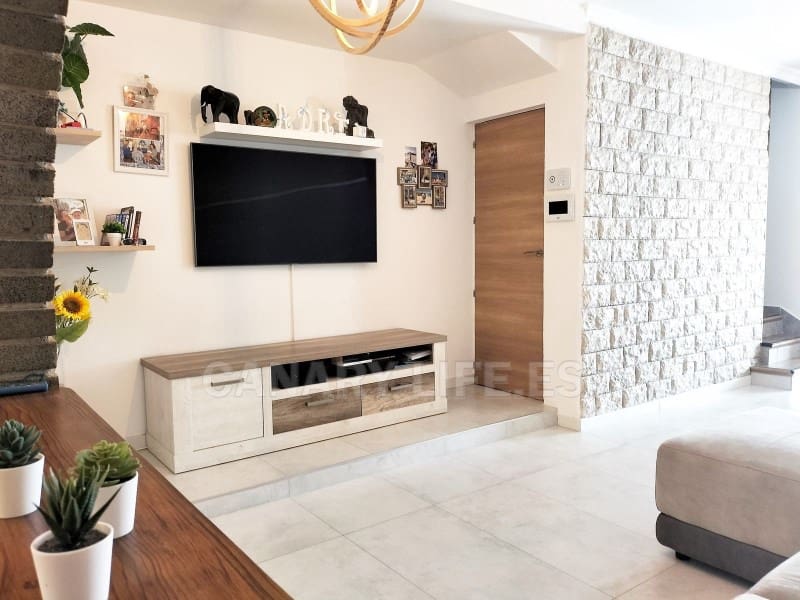 2 bedroom Semi-detached Villa for sale in Arguineguin with garage - € 419,000 (Ref: 9955702)