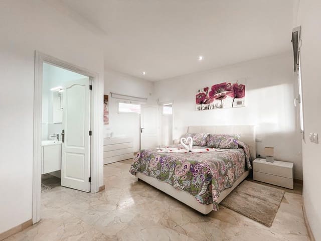 4 Zimmer Villa zu verkaufen in Roque del Conde, Adeje mit Pool - 1.350.000 € (Ref: 8206535)