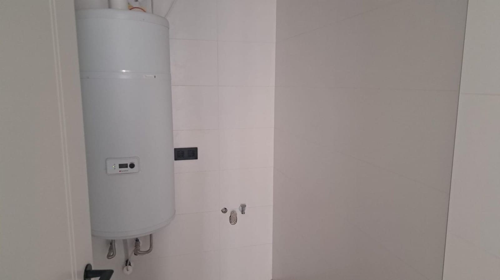 2 soveværelse Lejlighed til salg i El Madronal med swimmingpool garage - € 750.000 (Ref: 9367210)