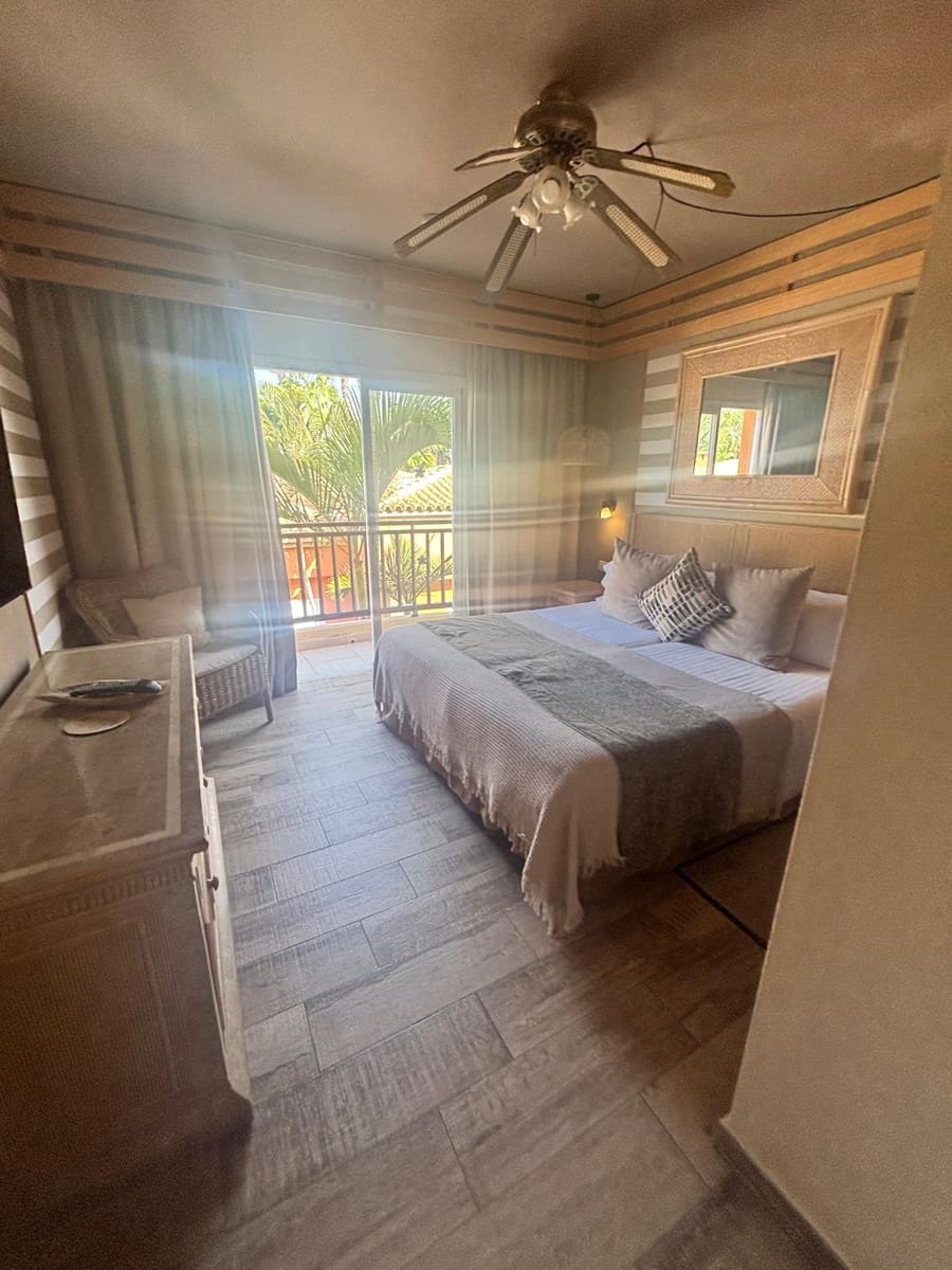 Apartamento de 1 habitación en Playa de las Americas en venta con piscina garaje - 370.000 € (Ref: 9378494)