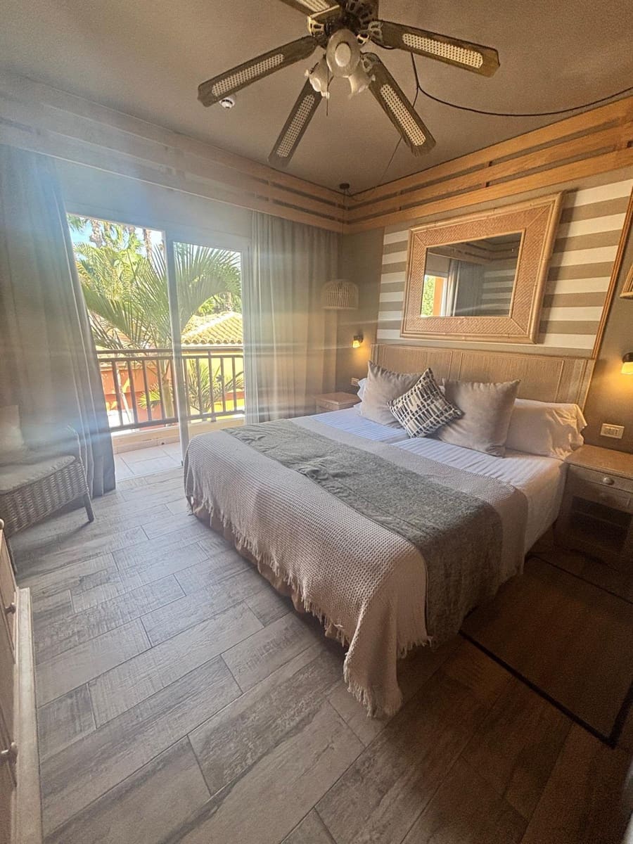 Apartamento de 1 habitación en Playa de las Americas en venta con piscina garaje - 370.000 € (Ref: 9378494)