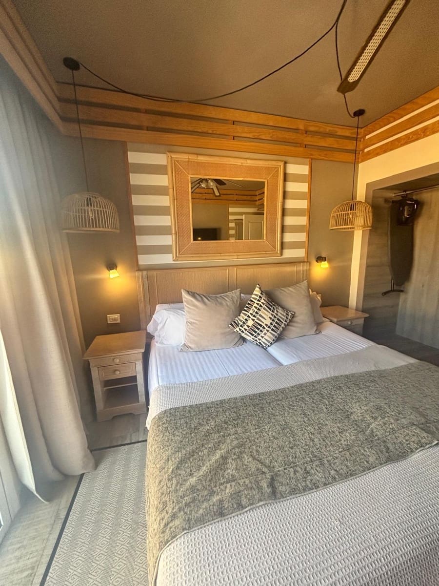 Apartamento de 1 habitación en Playa de las Americas en venta con piscina garaje - 370.000 € (Ref: 9378494)