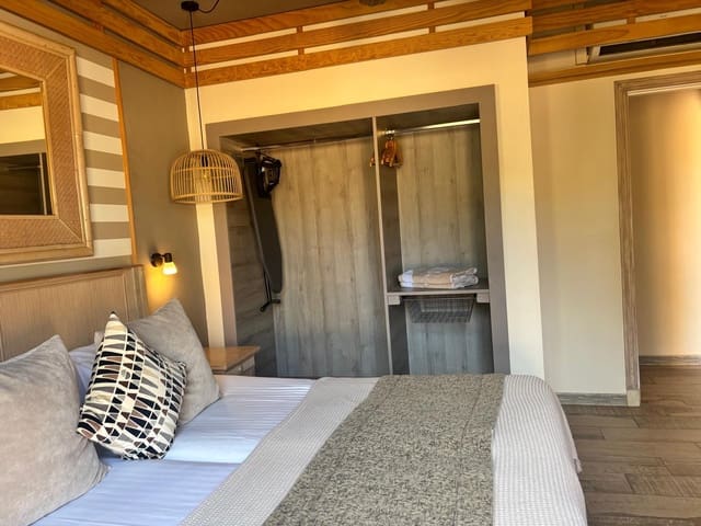 1 sypialnia Apartament na sprzedaż w Playa de las Americas, Arona z basenem garażem - 370 000 € (Ref: 9378494)