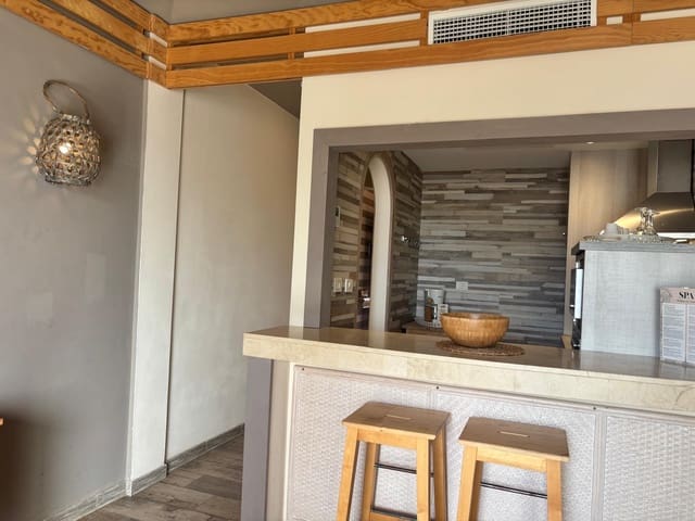 1 sypialnia Apartament na sprzedaż w Playa de las Americas, Arona z basenem garażem - 370 000 € (Ref: 9378494)