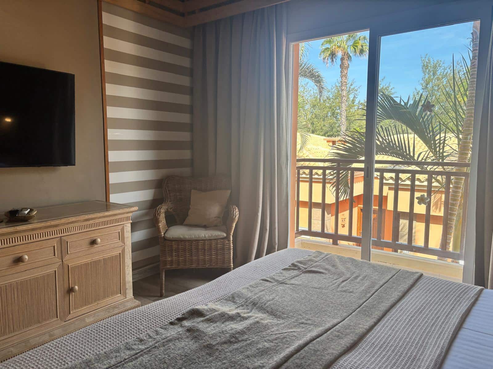 Apartamento de 1 habitación en Playa de las Americas en venta con piscina garaje - 370.000 € (Ref: 9378494)