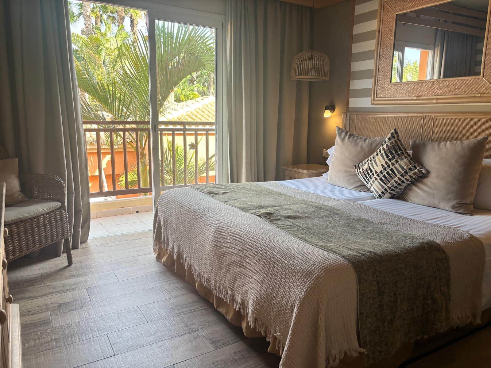 Apartamento de 1 habitación en Playa de las Americas en venta con piscina garaje - 370.000 € (Ref: 9378494)