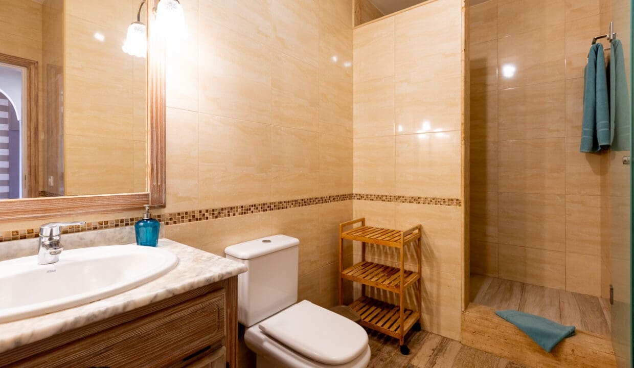 Apartment for sale in Los Cristianos with pool - € 330,000 (Ref: 9625980)