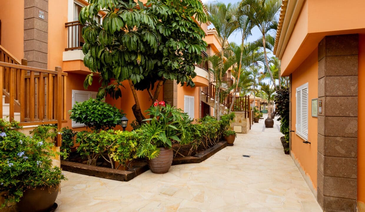 Apartment for sale in Los Cristianos with pool - € 330,000 (Ref: 9625980)