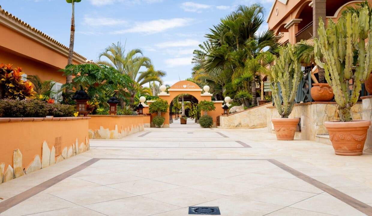 Apartment for sale in Los Cristianos with pool - € 330,000 (Ref: 9625980)