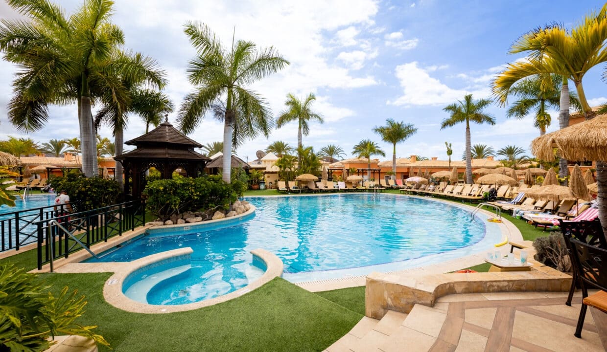 Apartment for sale in Los Cristianos with pool - € 330,000 (Ref: 9625980)